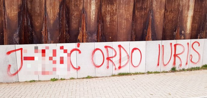 Artykuł: ''Jeb** Ordo Iuris'' na płytach betonowych przy ul. Obiegowej w Olsztynie