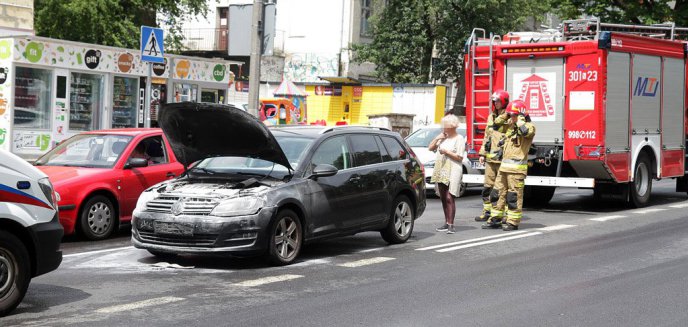 Na ul. 1 Maja w Olsztynie zderzyły się dwa volkswageny. Golf się zapalił [ZDJĘCIA]