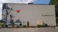 Murale w stylu dzieł Banksy’ego zdobią elewacje apartamentowców na Dajtkach