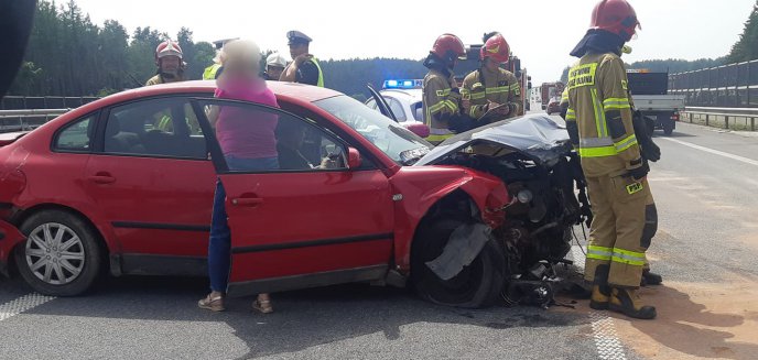 Kierowca osobówki uderzył w barierki na drodze S51 pod Olsztynem