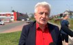 Piotr Ikonowicz przed jednym z marketów na terenie Olsztyna