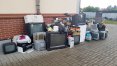 Elektrośmieci na parkingu plebani