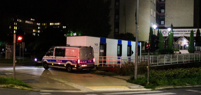 Artykuł: Policyjny radiowóz w nocy pod sanepidem. Pilnowano punktu szczepień [AKTUALIZACJA]