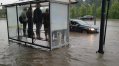Oczekujący na autobus miejski na przystanku przy ul. Niepodległości w Olsztynie
