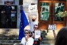 Pod siedzibą PiS-u demonstrowało kilkadziesiąt osób. Przyszedł także Stanisław Balcerac z hasłem "WSI24"