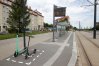 Jedna ze stref dla hulajnóg znajduje się przy przystanku tramwajowym w pobliżu ulicy Andersa