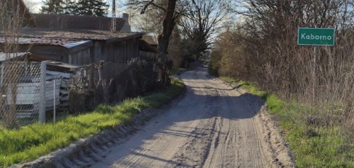 Artykuł: Mieszkańcy podolsztyńskiej miejscowości narzekają na stan drogi: ''Gdy popada deszcz, nie da rady przejechać''