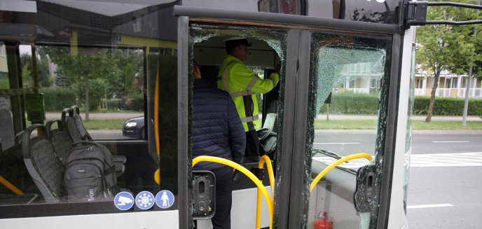 Artykuł: 62-latek w audi zderzył się autobusem miejskim na Jarotach [ZDJĘCIA]