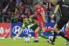 Krzysztof Bąkowski próbuje powstrzymać zawodnika Widzewa