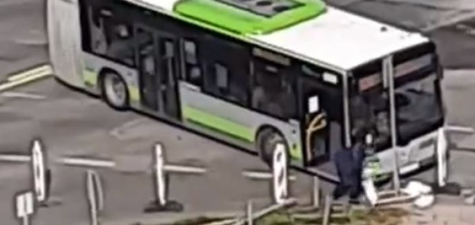 Kierowca autobusu nie mógł wykręcić na rondzie. Sprawdź, co zrobił [WIDEO]