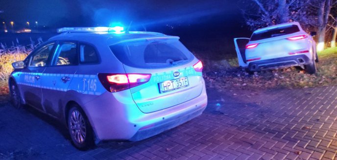 Pijany 36-letni kierowca citroena jechał pod prąd al. Warszawską, a później uderzył w drzewo