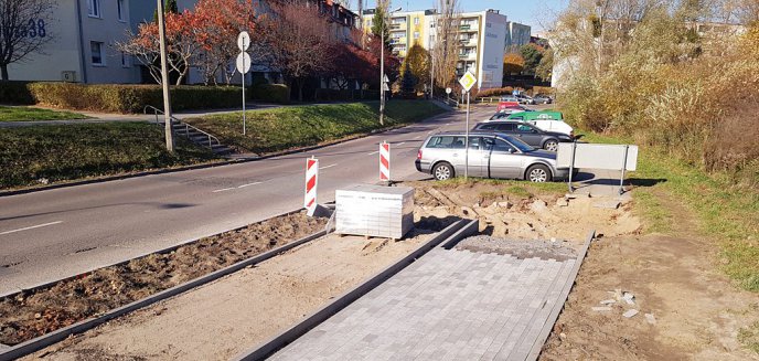 Likwidują miejsca parkingowe na ul. Iwaszkiewicza, aby wybudować ścieżkę rowerową
