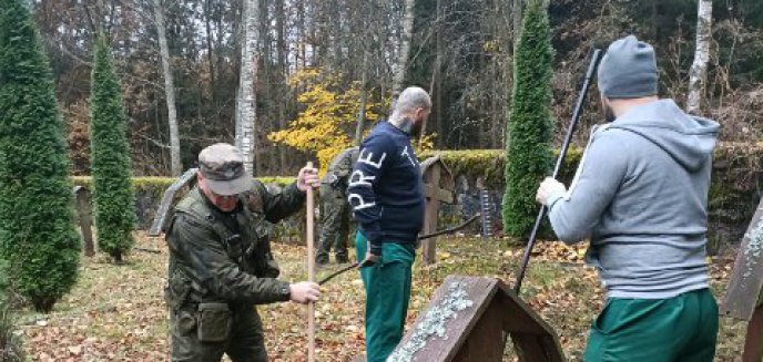 Nagrobki na cmentarzu wojennym pod Olsztynem sprzątają... więźniowie [ZDJĘCIA]