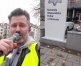 Stanisław Milewski przed Komendą Wojewódzką Policji w Olsztynie