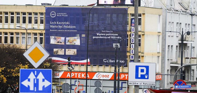''Lech Kaczyński. Warto być Polakiem''. Ogromna płachta reklamowa w centrum Olsztyna [ZDJĘCIA]