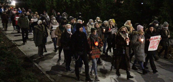 ''Ani jednej więcej''. Pół tysiąca osób na cichym marszu w Olsztynie [ZDJĘCIA, WIDEO]