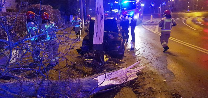 Artykuł: Kierowca audi uderzył w drzewo na ulicy Jagiellończyka w Olsztynie [ZDJĘCIA, WIDEO]