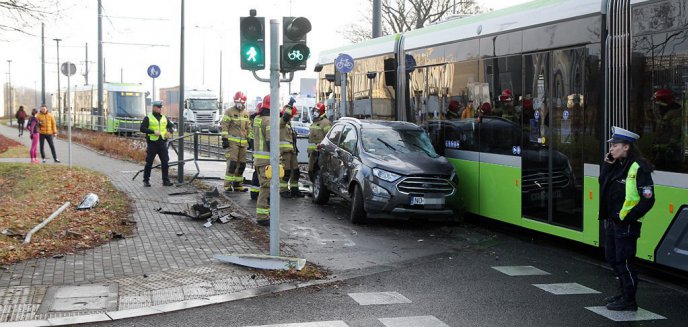 Artykuł: 72-letni kierowca forda zderzył się z tramwajem na ul. Tuwima [ZDJĘCIA]