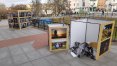 Jeden z sześcianów wystawy fotograficznej został zdemolowany