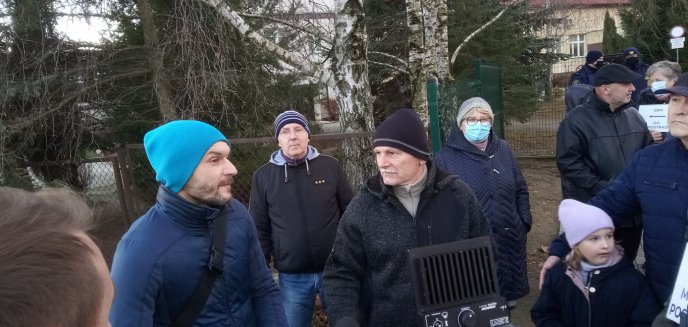 Mieszkańcy ul. Iwaszkiewicza w Olsztynie mają dość. Po raz kolejny protestowali ws. likwidacji miejsc postojowych [ZDJĘCIA]