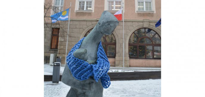 Artykuł: Olsztyn mówi ''nie'' przemocy wobec kobiet. Na rzeźbie przed ratuszem pojawił się niebieski szalik