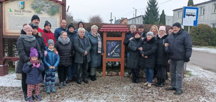 Artykuł: W Starym Olsztynie odsłonięto tablicę upamiętniającą Marka Jackowskiego, lidera zespołu Maanam