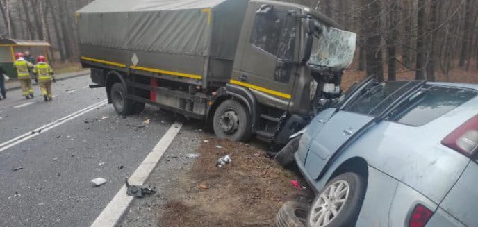 Artykuł: Wypadek na trasie Olsztyn-Ostróda. Zderzyły się trzy pojazdy, jedna osoba nie żyje [ZDJĘCIA]