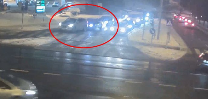 Artykuł: Kierowca hyundaia wjechał w inne auto na skrzyżowaniu ulic Dworcowej i Pstrowskiego. Był pijany [WIDEO]