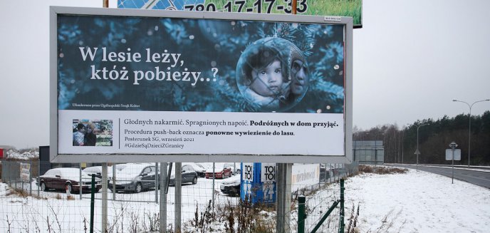 Artykuł: ‘’W lesie leży, któż pobieży…’’. Billboard na Dajtkach informuje o trudnej sytuacji migrantów na granicy z Białorusią