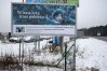 Bilboard informujący o trudnej sytuacji migrantów w strefie przygranicznej znajduje sie na Dajtkach