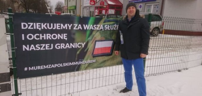 Baner z hashtagiem #MuremZaPolskimMundurem zawieszono przy skrzyżowaniu ul. Dworcowej i Żołnierskiej w Olsztynie