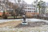 Rzeźba ''Macierzyństwo'' przeniesiona na skwer przy Dworcu Zachodnim