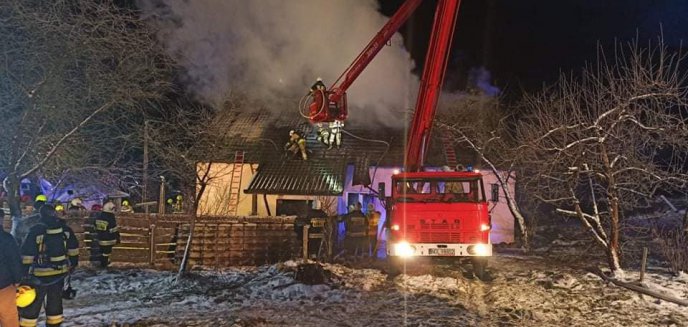 Pożar domu pod Olsztynem. Jedna osoba trafiła do szpitala