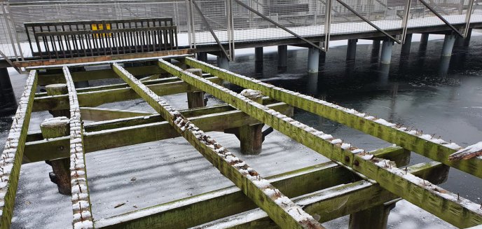 Artykuł: Rozpoczęła się rozbiórka mola nad jeziorem Ukiel