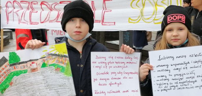 Artykuł: Rodzice demonstrowali pod ratuszem przeciw likwidacji ośrodka dla dzieci niesłyszących. Wsparli ich inni olsztynianie [ZDJĘCIA]