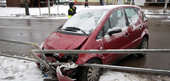 Artykuł: Groźne zdarzenie na ul. Kołobrzeskiej w Olsztynie. 87-letni kierowca zasłabł za kierownicą [ZDJĘCIA]