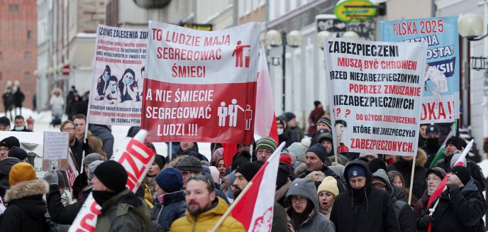 Artykuł: ''Stop przymusowi szczepień, biedzie i bezprawiu''. Protest w Olsztynie [ZDJĘCIA, WIDEO]