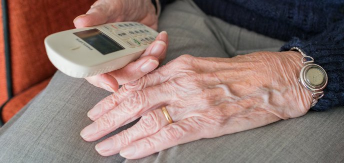 78-letnia seniorka z Olsztyna odebrała dramatyczny telefon. Straciła oszczędności życia