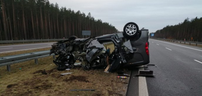 Wypadek na drodze S7 pod Olsztynkiem. Kierowca fiata wjechał w ciężarówkę [ZDJĘCIA]