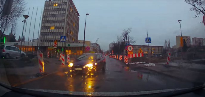 Artykuł: Kierowca taxi tak się spieszył, że… jechał pod prąd ul. Głowackiego [WIDEO]