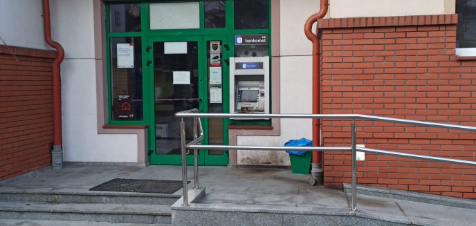 Artykuł: Dwaj mężczyźni próbowali włamać się do bankomatu pod Olsztynem. Wpadli na gorącym uczynku [ZDJĘCIA]