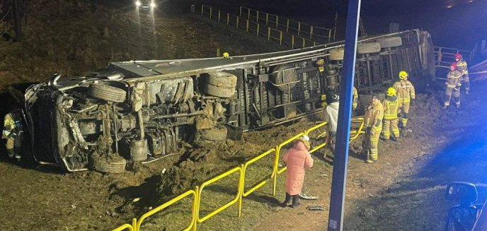 Artykuł: Na DK 16 pod Olsztynem ciężarówka wjechała do rowu [ZDJĘCIA]