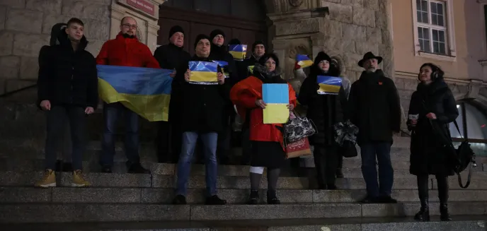 Wsparli Ukrainę pod olsztyńskim ratuszem: ‘’W każdej chwili może wybuchnąć wojna’’ [ZDJĘCIA]