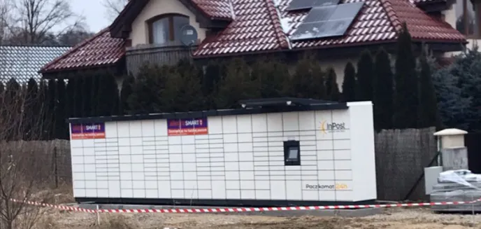 Mieszkańcy os. Bajkowego w Olsztynie przeciwni budowie bloku i postawieniu paczkomatu w okolicy. Deweloper odpowiedział