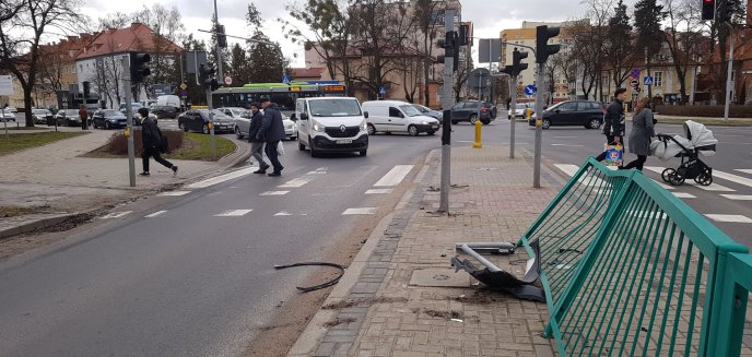 Artykuł: 68-letni kierowca volkswagena uderzył w barierki na ul. Jagiellońskiej w Olsztynie. Był kompletnie pijany [WIDEO]