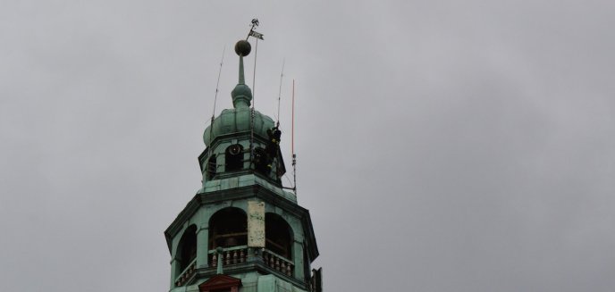 Wichury uszkodziły iglicę wieży ratusza w Olsztynie