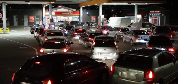 Artykuł: Panika na stacjach paliw. Długie kolejki w Olsztynie [ZDJĘCIA, WIDEO]
