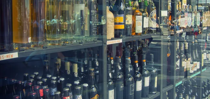 30-letni miłośnik markowych alkoholi regularnie okradał sklep w Olsztynie. Straty to 1700 zł
