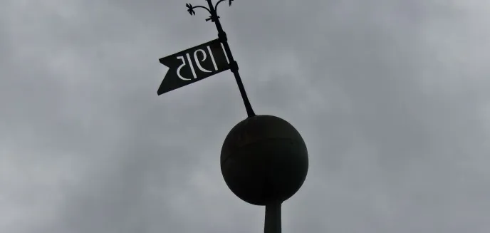 Ratuszowa iglica wkrótce zostanie zdjęta. Koszt naprawy to 32 tys. zł