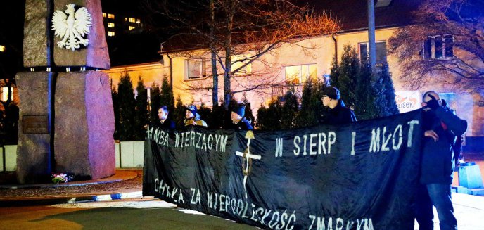 Artykuł: Przemaszerowali przez olsztyńskie Stare Miasto, aby uczcić pamięć żołnierzy wyklętych [ZDJĘCIA]